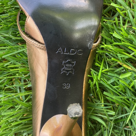 Selling a pair of Aldo heels. Size 39 or size 9. Colour is metallic bronze. - Picture 4 of 8